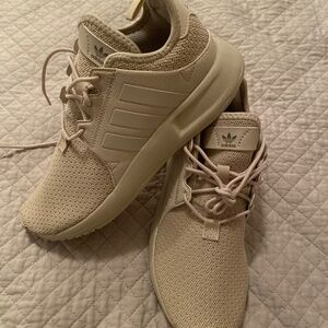 NWOT-Adidas Sneakers